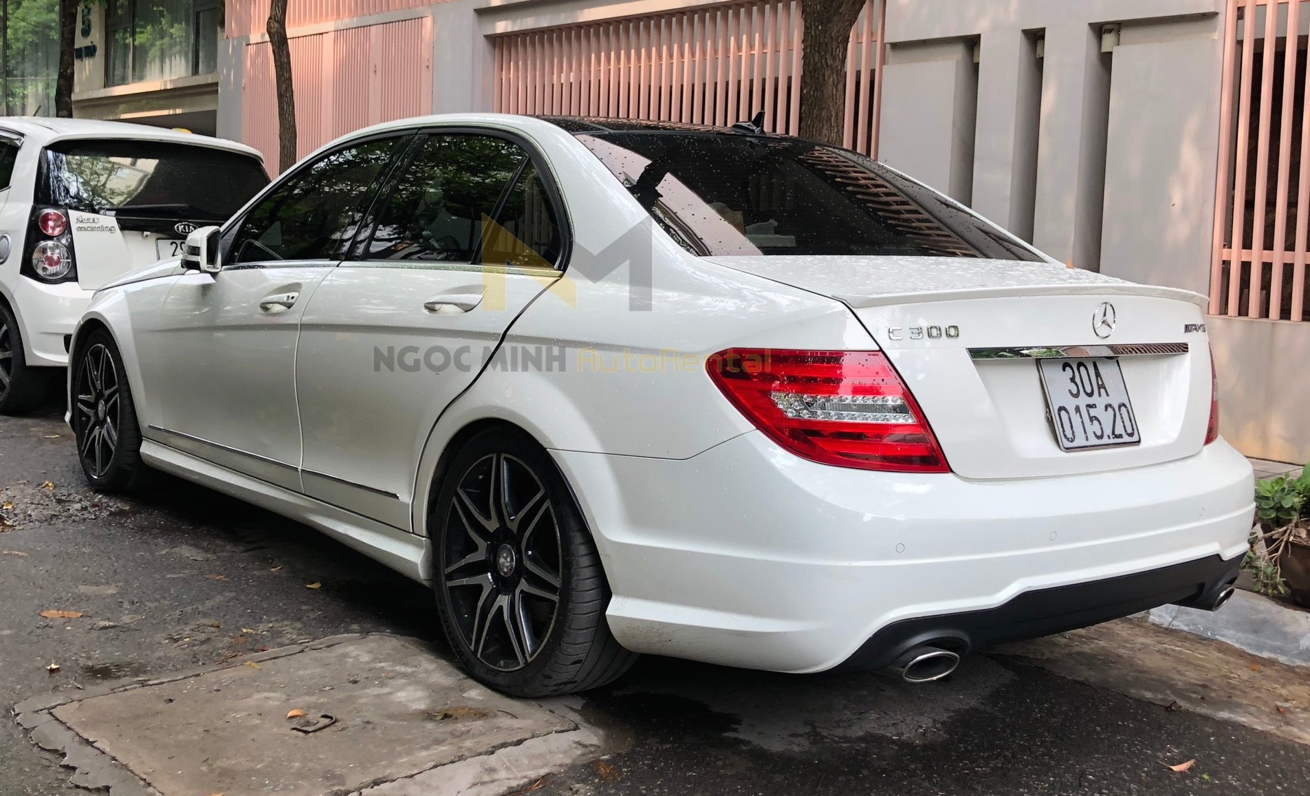 Cho thuê xe Mercedes sang trọng - lịch lãm