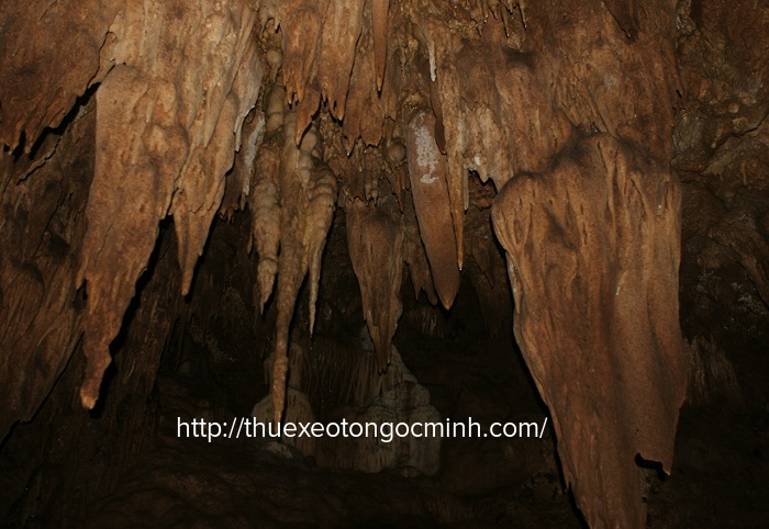 Các nhũ đá rủ xuống trong Ngũ Động Bản Ôn Khám phá những điểm du lịch không thể bỏ qua ở Mộc Châu