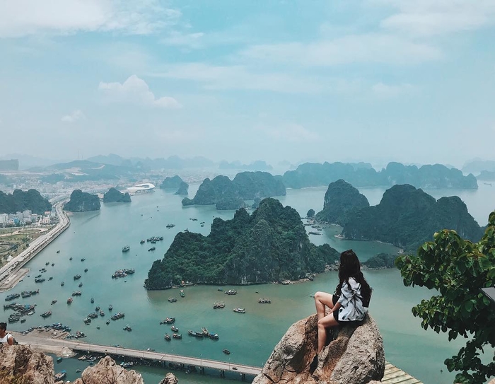 Chiêm ngưỡng vẻ đẹp núi Bài Thơ trong lòng vịnh Hạ Long Chiêm ngưỡng vẻ đẹp núi Bài Thơ trong lòng vịnh Hạ Long