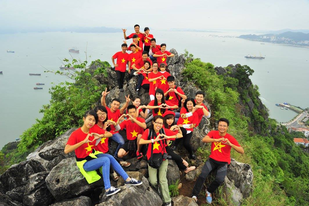 Chiêm ngưỡng vẻ đẹp núi Bài Thơ trong lòng vịnh Hạ Long Chiêm ngưỡng vẻ đẹp núi Bài Thơ trong lòng vịnh Hạ Long