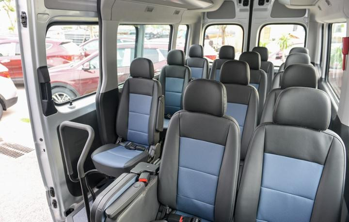 Nội thất xe Hyundai Solati 16 chỗ rộng, thoáng khí hơn rất nhiều so với dòng xe khác Cho thuê xe Hyundai Solati 16 chỗ giá rẻ nhất Hà Nội