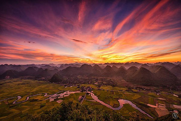 Bình minh rực rỡ trên đỉnh núi Nà Lay nơi thung lũng Bắc Sơn Bình minh rực rỡ trên đỉnh núi Nà Lay nơi thung lũng Bắc Sơn