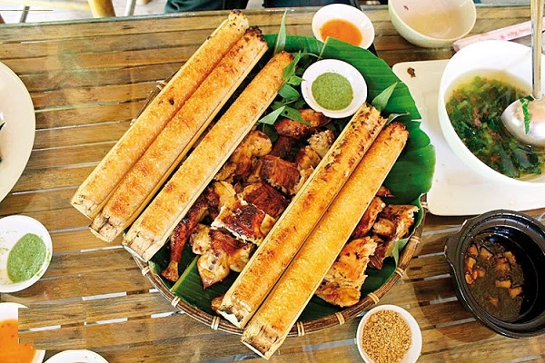 Thưởng thức cơm lam thơm ngon khi du lịch Mai Châu