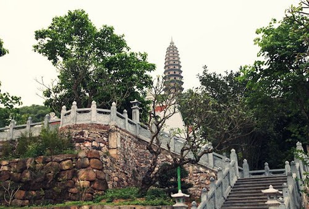 Vẻ đẹp cổ kính Tháp Chuông - chùa Phật Tích