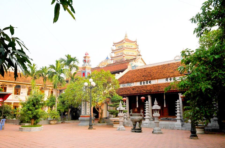 Ngôi chùa sau nhiều năm chiến tranh tàn phá đã được trùng tu lại đẹp lộng lẫy Ngôi chùa sau nhiều năm chiến tranh tàn phá đã được trùng tu lại đẹp lộng lẫy