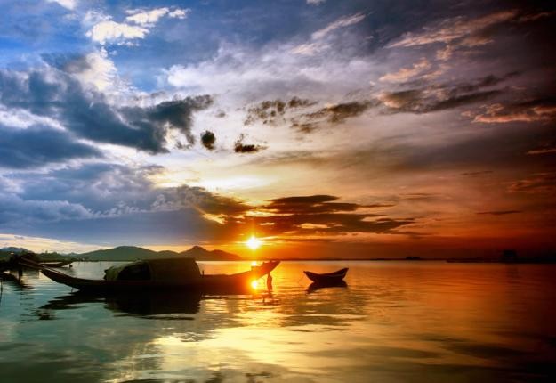 Khoảnh khắc hoàng hôn trên vịnh Lăng Cô Khoảnh khắc hoàng hôn trên vịnh Lăng Cô