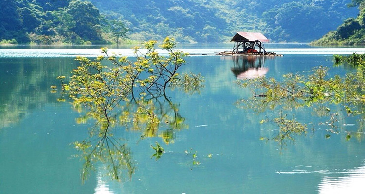 Phong cảnh nên thơ trữ tình hồ Thang Hen Phong cảnh nên thơ trữ tình hồ Thang Hen